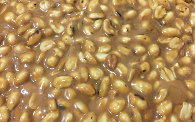 Pé de moleque de leite condensado