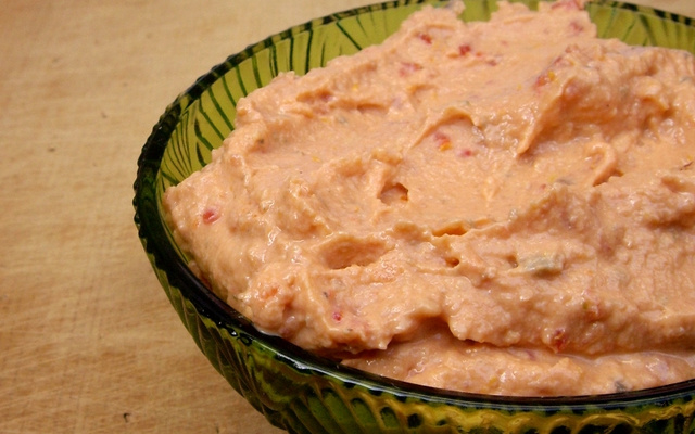 Patê de ricota com tomate seco e manjericão