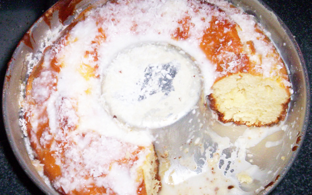 Bolo molhado de coco