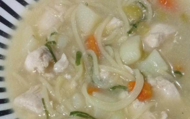 Sopa rápida de legumes com macarrão e frango