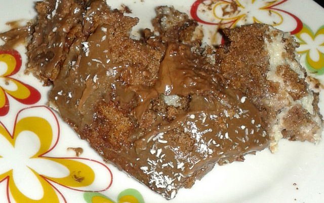 Bolo crocante de ovomaltine e recheio de beijinho