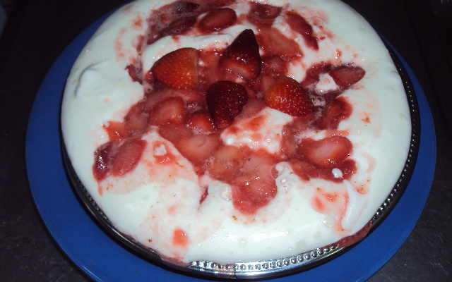 Sobremesa rápida de morango com creme