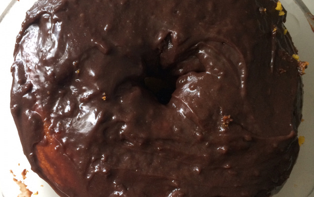 Bolo de cenoura com cobertura de caramelo