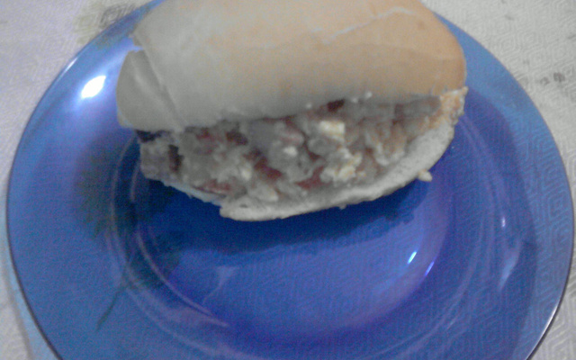 Pão com ovo e bacon