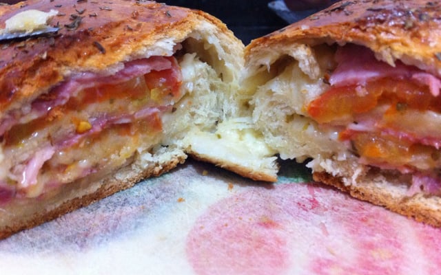 Pão recheado com presunto e queijo