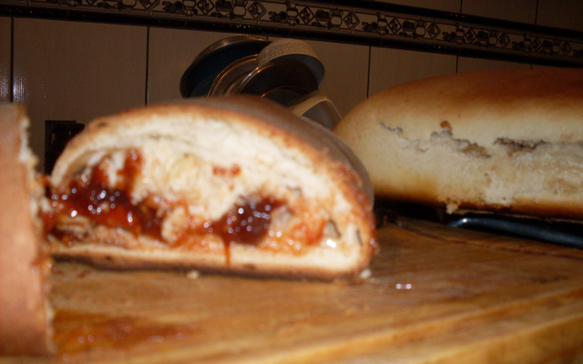 Pão Caseiro com recheio de goiabada