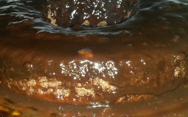 Bolo de chocolate assado com a calda