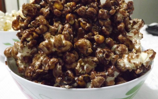 Pipoca caramelizada ao chocolate