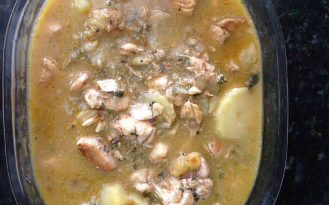 Peito de frango com mandioca e leite de coco