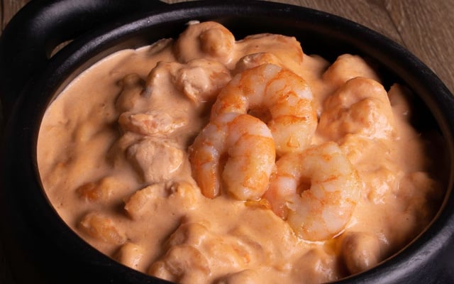 Strogonoff de camarão com molho encorpado na panela