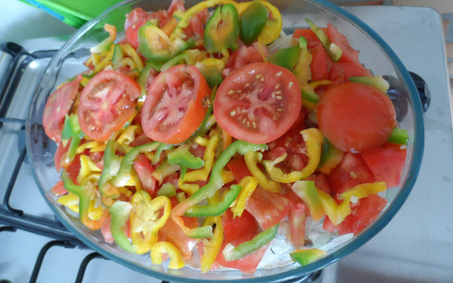 Sardinha ao forno com batata, cebola e tomate