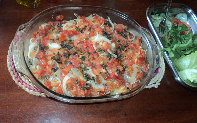 Sardinha ao forno com batata, cebola e tomate