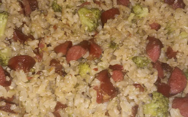 Arroz com brócolis, bacon e linguiça