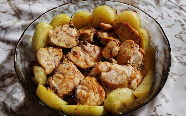 Frango assado com batatas