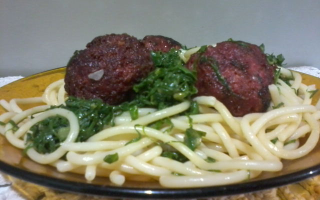 Espaguete alho e óleo com couve e almôndegas