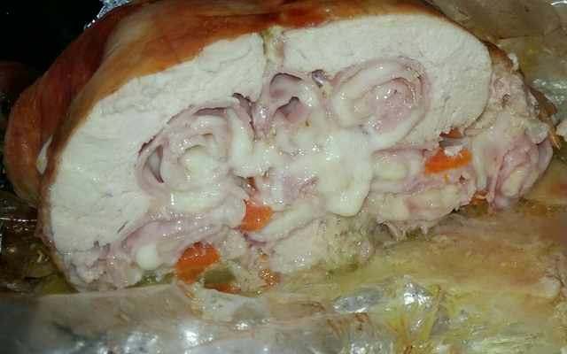 Frango desossado recheado com presunto, queijo e bacon