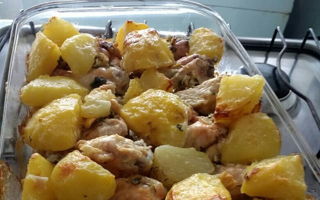 Coxa de frango assada com batatas