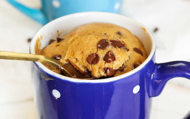 Cookie de caneca com gotas de chocolate