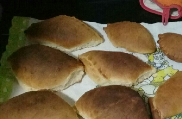 Pão com recheio de frango desfiado