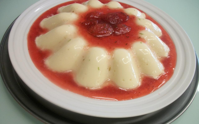 Sobremesa de Maria-mole com calda de morango