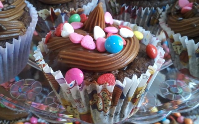 Cupcake de chocolate festeiro (super fácil)