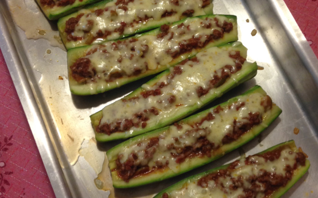 Abobrinha recheada com frango (Zapalito)