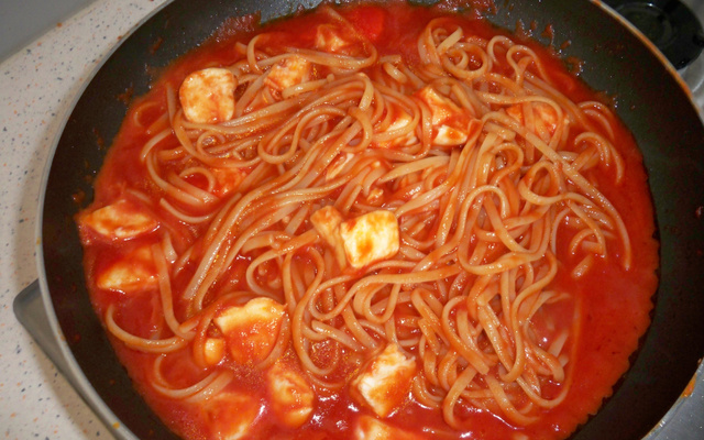 Espaguete ao molho de tomate com mussarela