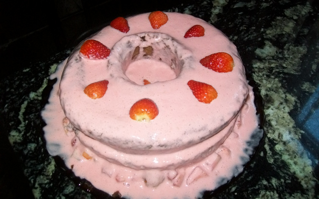 Bolo de chocolate com recheio de morango