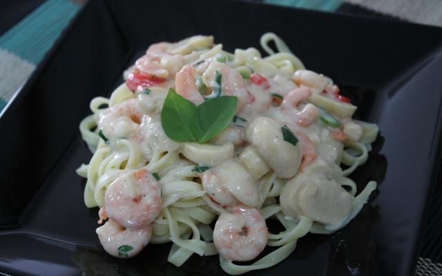 Talharim ao Molho Branco com Camarão e Champignon