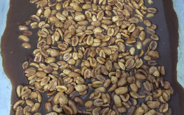 Pé-de-moleque com rapadura