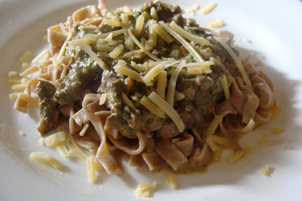 Macarrão integral com molho de carne com espinafre