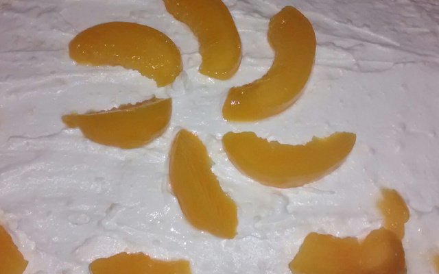 Bolo recheado com pêssego