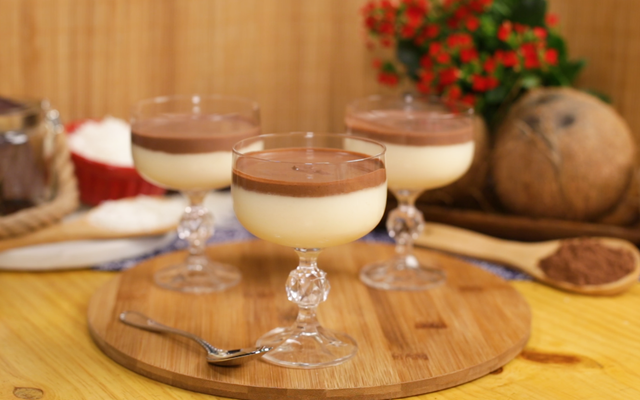 Doce gelado de coco com chocolate