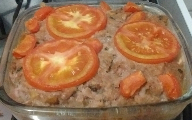 Bolo de carne moída recheado com presunto e mussarela