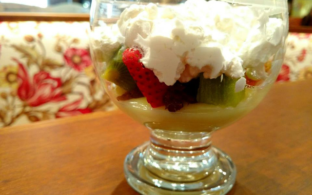 Sobremesa fácil de morango com chantili