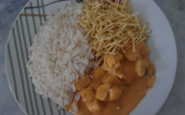 Estrogonofe de frango simples e delicioso