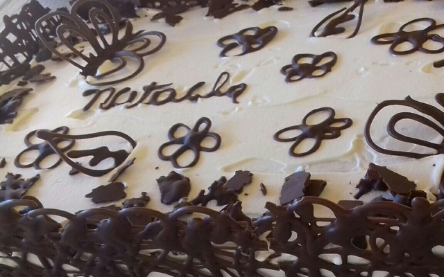 Bolo alegre de aniversário