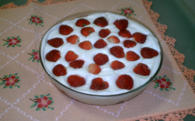 Pavê de suspiros e morangos