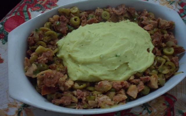 Picadinho de linguiça com purê da batatas