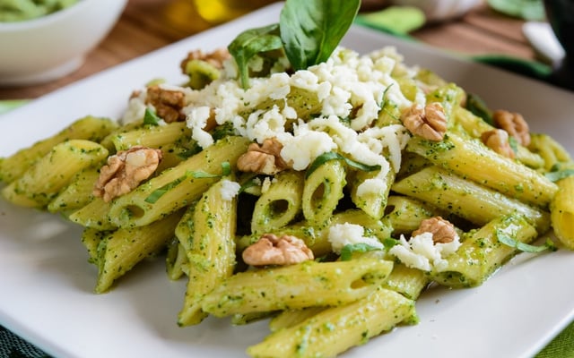 Macarrão penne ao pesto com nozes, queijo e manjericão