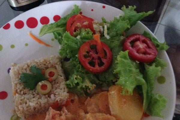 Filé de peixe ao molho de leite de coco e creme de leite
