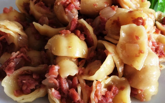 Massa com calabresa acebolada