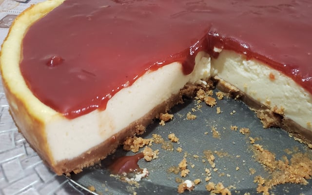 Cheesecake com molho de morangos