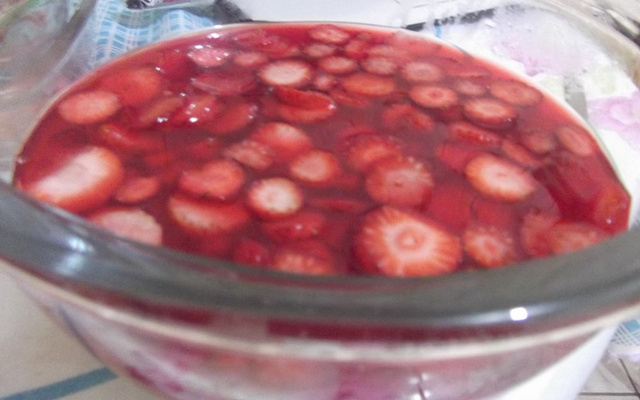 Gelatina ao creme com morangos