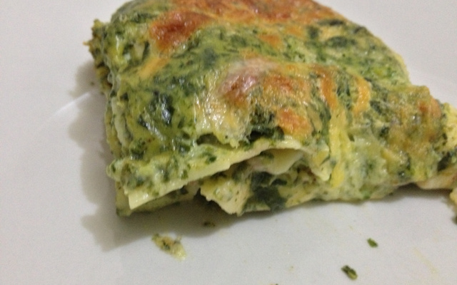 Lasanha dois queijos ao molho de espinafre