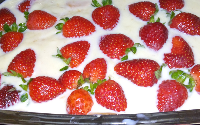 Pavê de morango com cobertura de chocolate branco