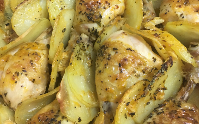 Coxa de frango assada com batatas da Priscila