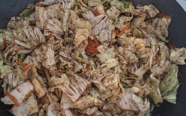 Salada de acelga com alho e gengibre frito