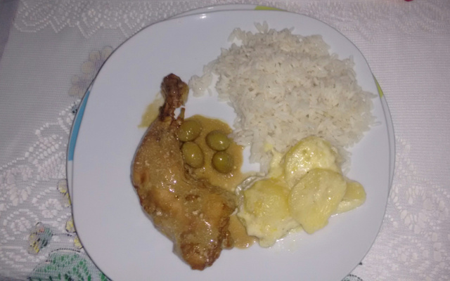 Frango com creme de cebola e cerveja preta
