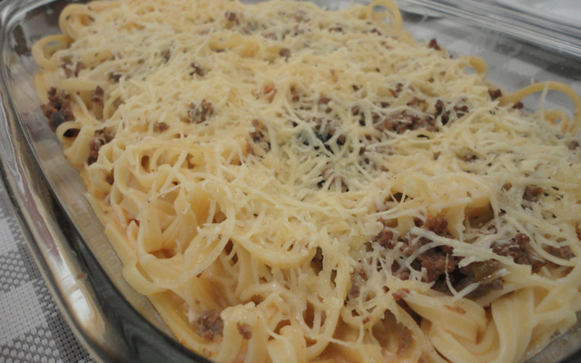 Macarrão com carne moída e queijo
